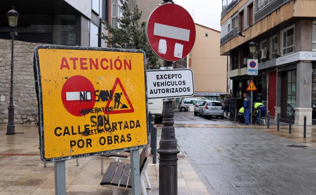 Esta señal advierte a los conductores que circulan por la calle San Lesmes que no pueden acceder a la plaza Hortelanos