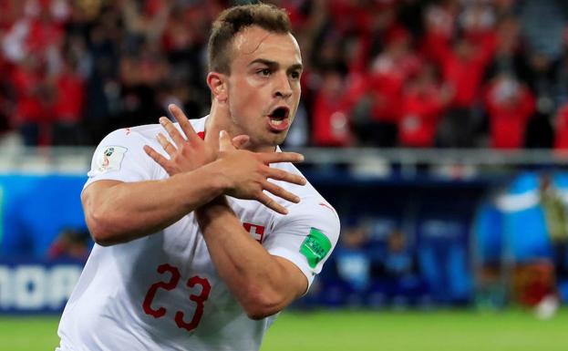 Xherdan Shaqiri hace el gesto de las dos águilas en la bandera de Kosovo durante el Mundial de Rusia. 