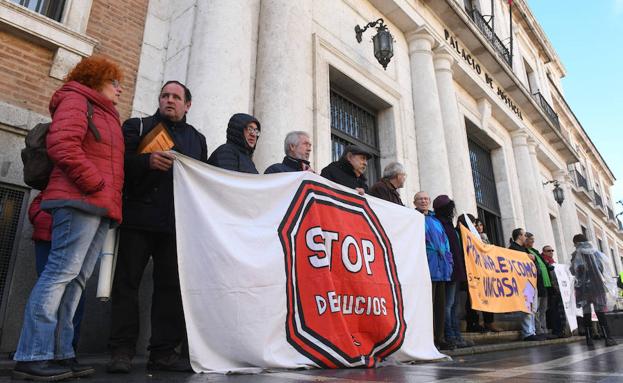 Grupos de personas se concentraron ayer ante la Audiencia de Valladolid. 