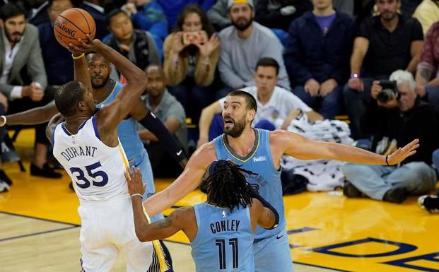 Marc Gasol defiende a Kevin Durant. 