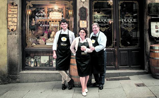 Marisa Duque, con su marido y su hijo, es la cuarta generación ligada al restaurante familiar Casa Duque, en Segovia.