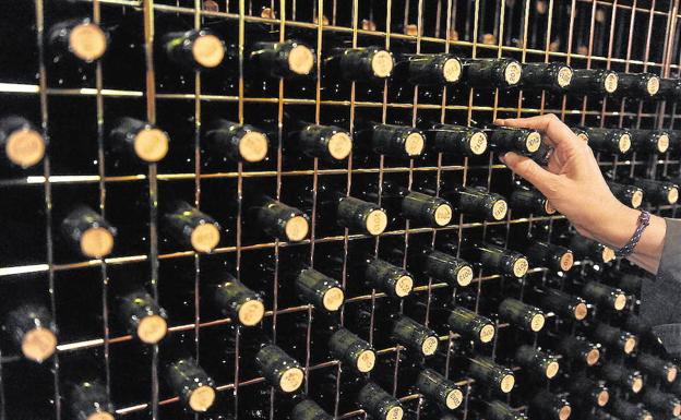 Botellero en las Bodegas Tinto Pesquera, en Pesquera de Duero, Valladolid. 