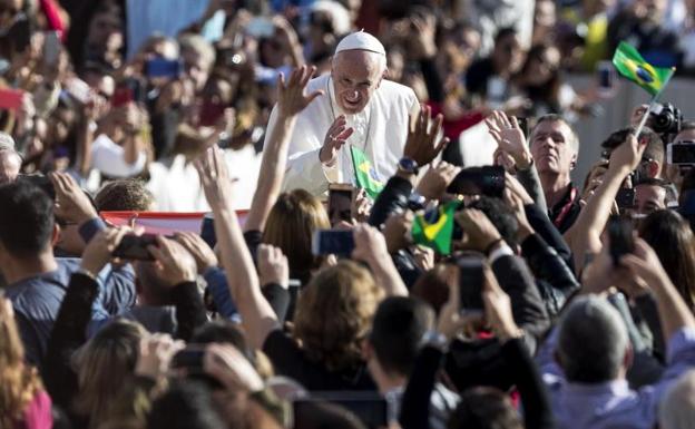 El papa Francisco a su llegada a la audiencia general en la plaza de San Pedro en el Vaticano. 