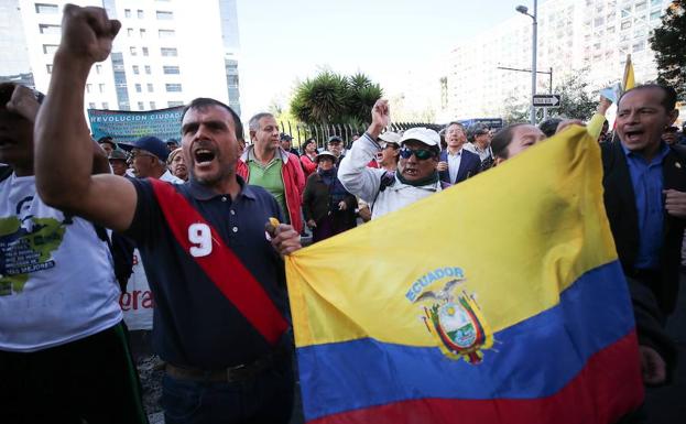 Simpatizantes del expresidente Rafael Correa y el exvicepresidente Jorge Glas protestan a las afueras de la Corte Nacional. 