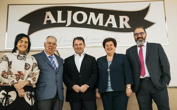 Los fundadores de Aljomar, Alfonso y Carmen, junto a sus hijos José Luis y Carmen Sánchez, acompañados por el chef Martín Berasategui, embajador de la marca.