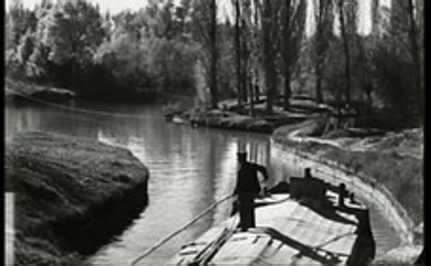 Fotograma de 'El Canal de Castilla', de Leopoldo Alonso. 