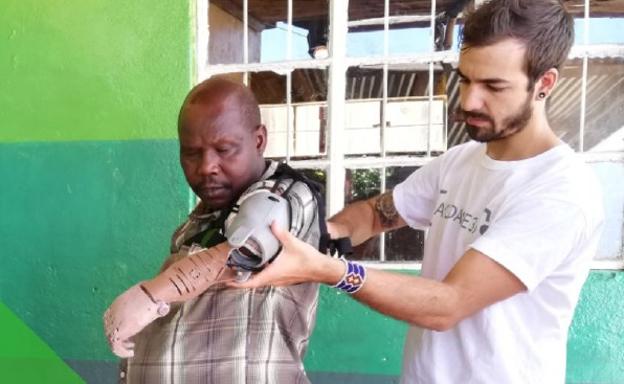 Guillermo Martínez recibe en Egipto el premio World Youth Forum por su labor con Ayudame3D: Las prótesis españolas en 3D, premiadas internacionalmente