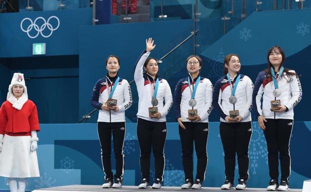 Las jugadores del equipo surcoreano de curling, con sus medallas de plata en Pyeongchang. 