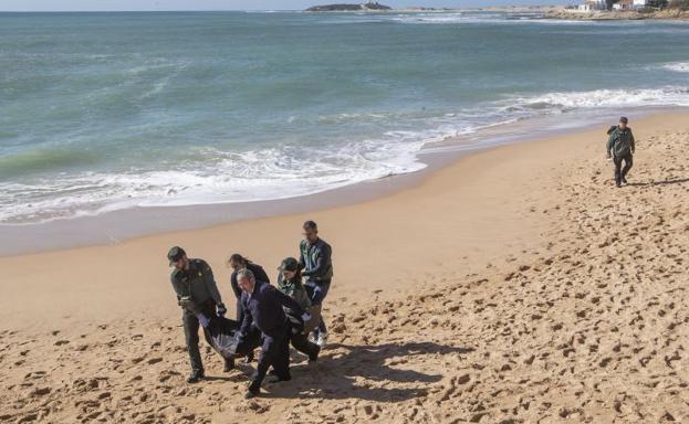 Imagen de uno de los cadáveres hallados en la playa. 