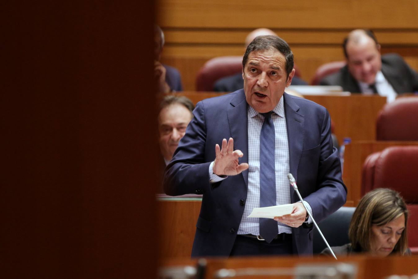 El presidente de la Junta de Castilla y León, Juan Vicente Herrera, ha avanzado este martes ante el Pleno de las Cortes que aprobará en el primer trimestre de 2019 un Decreto por el que se reduzcan las tasas universitarias para equipararlas a la media del país