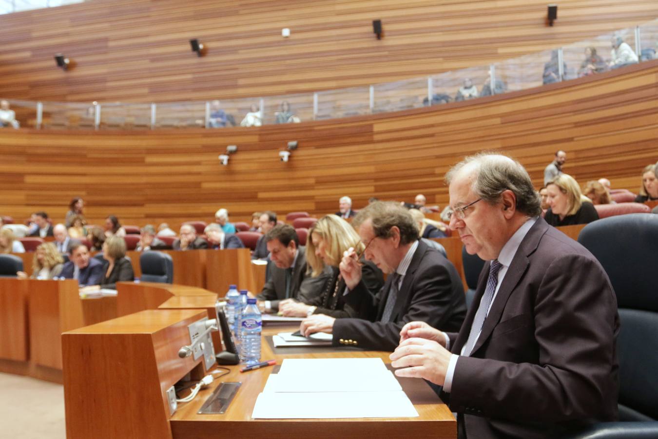 El presidente de la Junta de Castilla y León, Juan Vicente Herrera, ha avanzado este martes ante el Pleno de las Cortes que aprobará en el primer trimestre de 2019 un Decreto por el que se reduzcan las tasas universitarias para equipararlas a la media del país