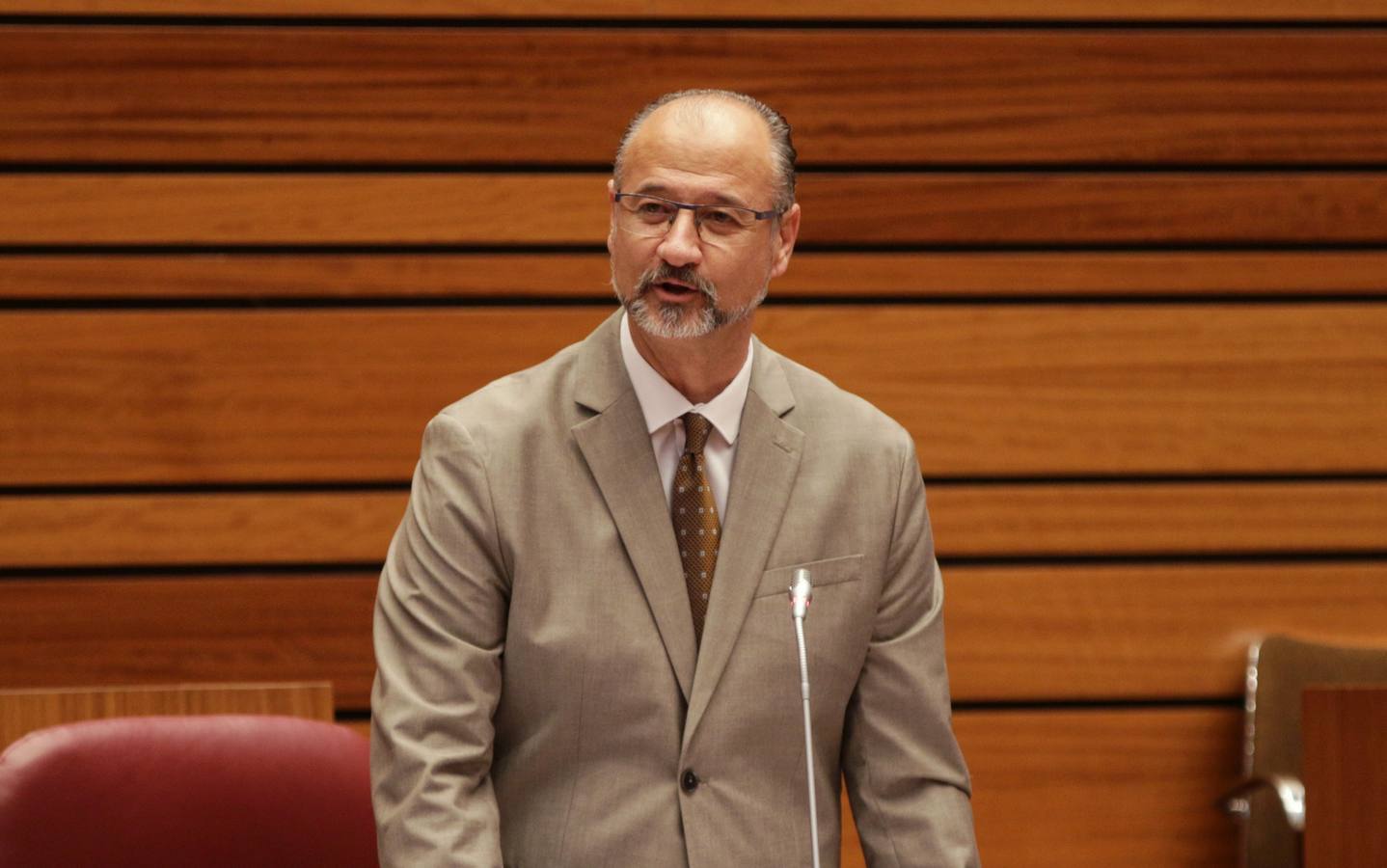 El presidente de la Junta de Castilla y León, Juan Vicente Herrera, ha avanzado este martes ante el Pleno de las Cortes que aprobará en el primer trimestre de 2019 un Decreto por el que se reduzcan las tasas universitarias para equipararlas a la media del país