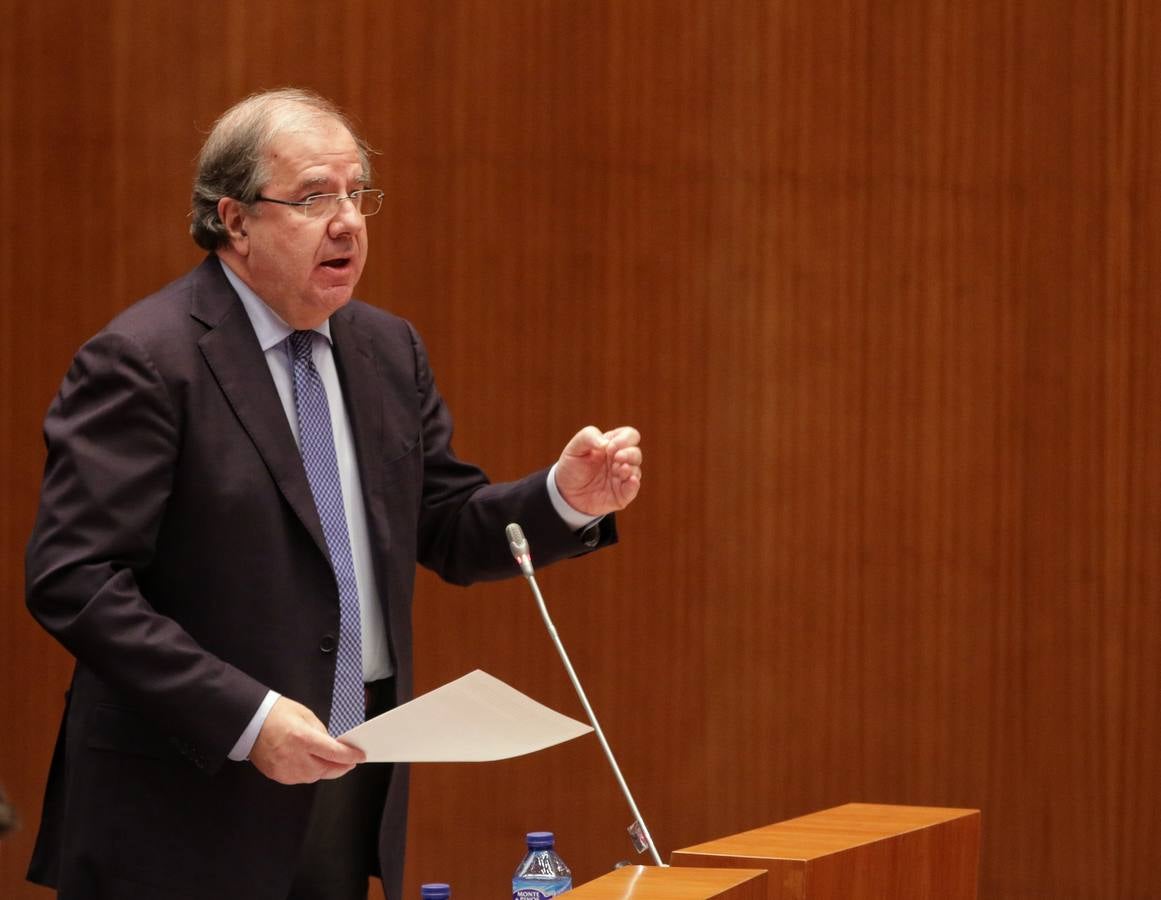 El presidente de la Junta de Castilla y León, Juan Vicente Herrera, ha avanzado este martes ante el Pleno de las Cortes que aprobará en el primer trimestre de 2019 un Decreto por el que se reduzcan las tasas universitarias para equipararlas a la media del país