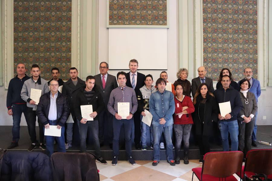 Los alumnos del segundo turno de la acción de empleo y formación reciben el diploma acreditativo en la Sala Polisón.