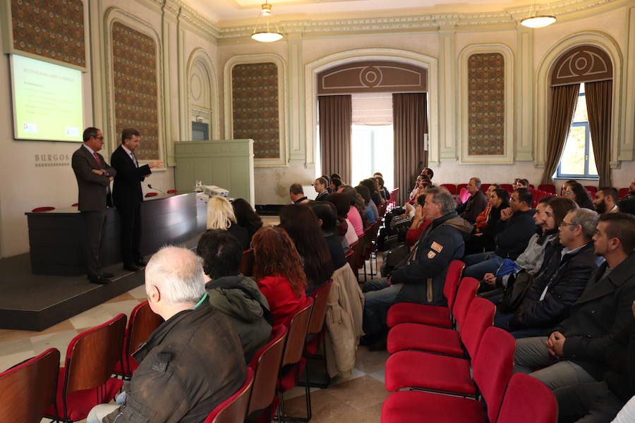 Los alumnos del segundo turno de la acción de empleo y formación reciben el diploma acreditativo en la Sala Polisón.