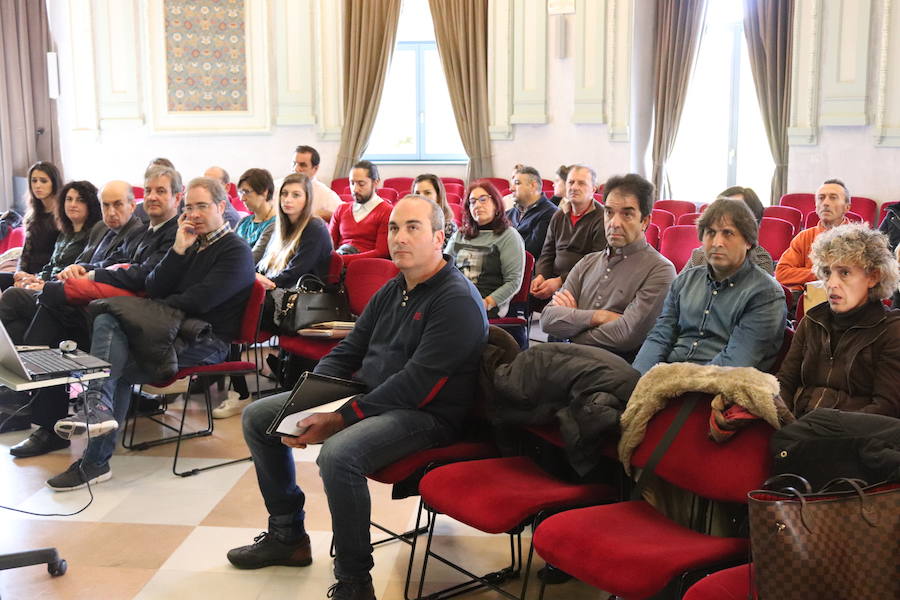 Los alumnos del segundo turno de la acción de empleo y formación reciben el diploma acreditativo en la Sala Polisón.