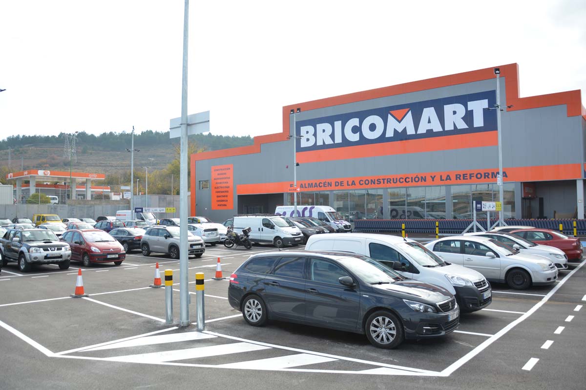 El nuevo almacén de Bricomart, instalado en Villalonquéjar IV, ya está ultimando los detalles de su apertura.