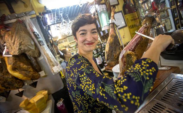 Ana Vega Pérez de Arlucea posa en 'Los Gatos', uno de los bares más castizos de Madrid.