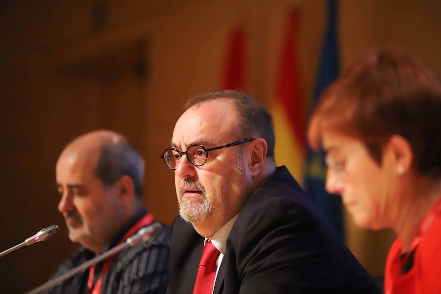 El presidente de Fedadi, Alberto Arriazu; el consejero de Educación, Fernando Rey, y la presidenta de Adicale, Teresa Izquierdo; en el congreso de directores de institutos de Secundaria de España.