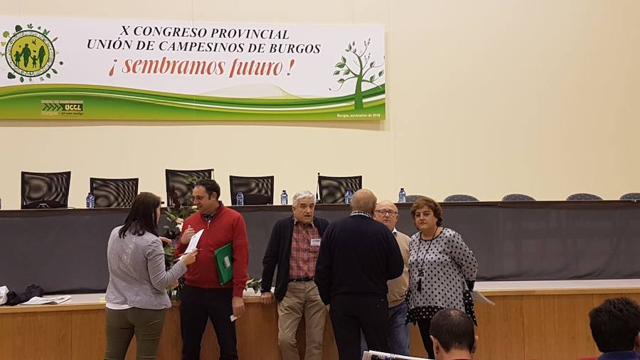 Susana Pardo (a la derecha en la foto) es la nueva presidenta de la Unión de Campesinos de Burgos. Félix Arribas (con camisa a cuadros rojos) es el anterior presidente. 