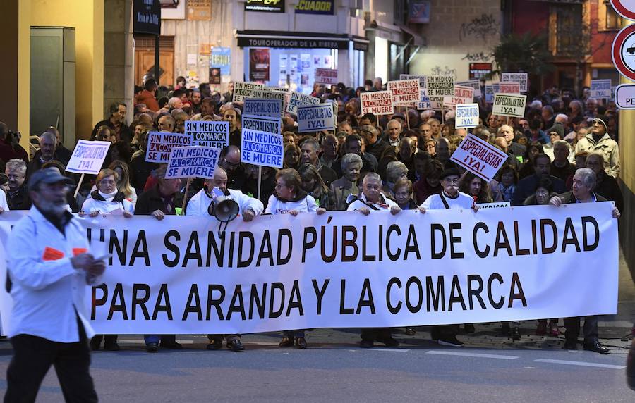 Miles de personas marchan por las calles de Aranda para exigir mejoras sanitarias