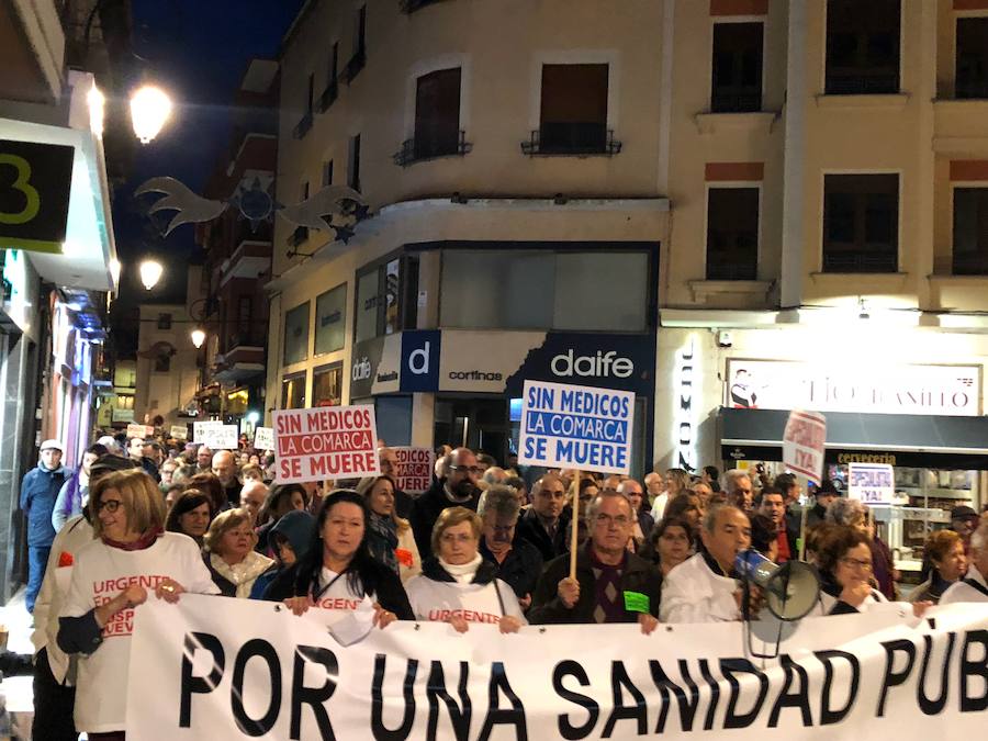 Miles de personas marchan por las calles de Aranda para exigir mejoras sanitarias