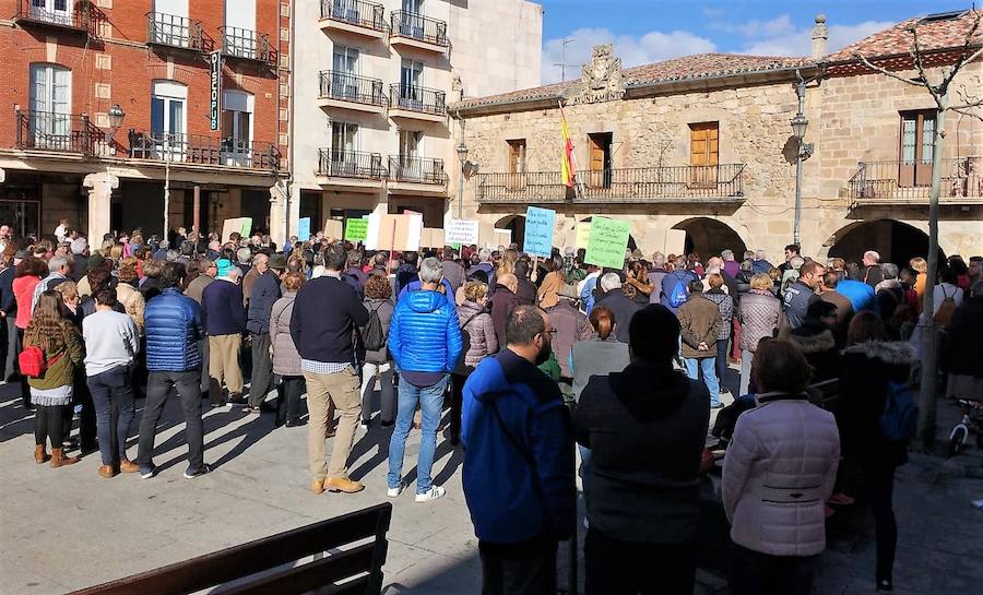 Cerca de un millar de personas han gritado en Salas de los Infantes contra la supresión de una plaza de médico en el centro de salud de este municipio, algo que afecta a los 55 pueblos de esta Zona Básica de Salud.