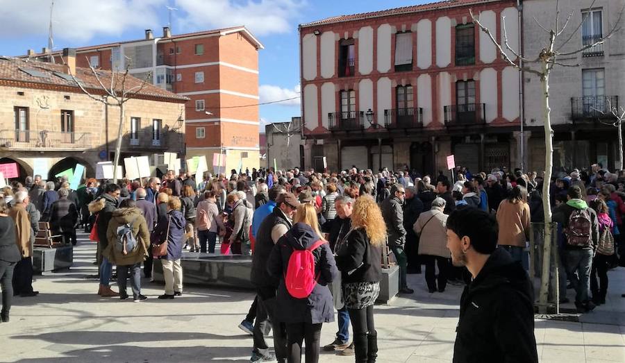 Cerca de un millar de personas han gritado en Salas de los Infantes contra la supresión de una plaza de médico en el centro de salud de este municipio, algo que afecta a los 55 pueblos de esta Zona Básica de Salud.