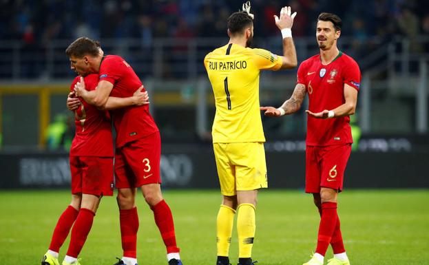 Los futbolistas de Portugal celebran su clasificación. 