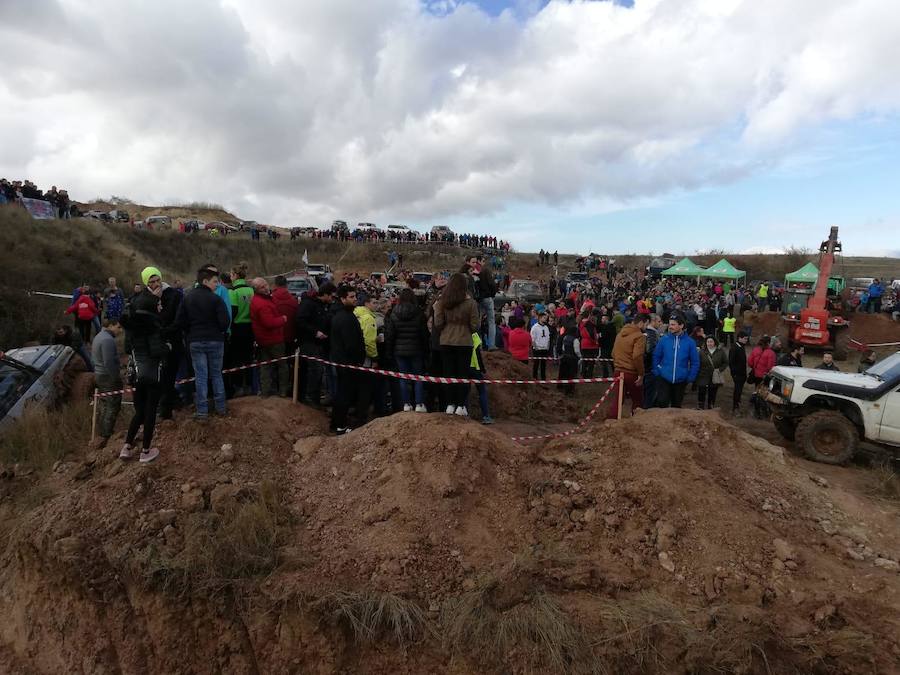 Cerca de 600 personas se han acercado hoy a Cardeñadijo para disfrutar con la destreza de una treintena de todoterrenos