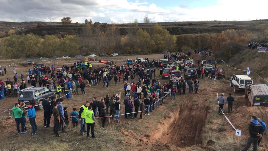 Cerca de 600 personas se han acercado hoy a Cardeñadijo para disfrutar con la destreza de una treintena de todoterrenos