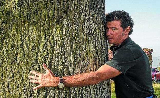 Julio Medem, abrazado como los protagonistas de su nueva película 'El árbol de la sangre'.