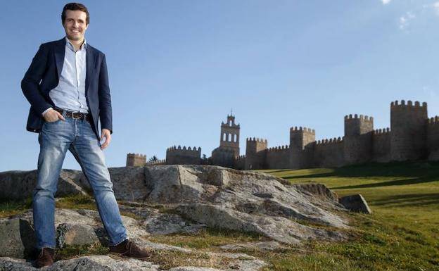 Pablo Casado posa en Ávila. 