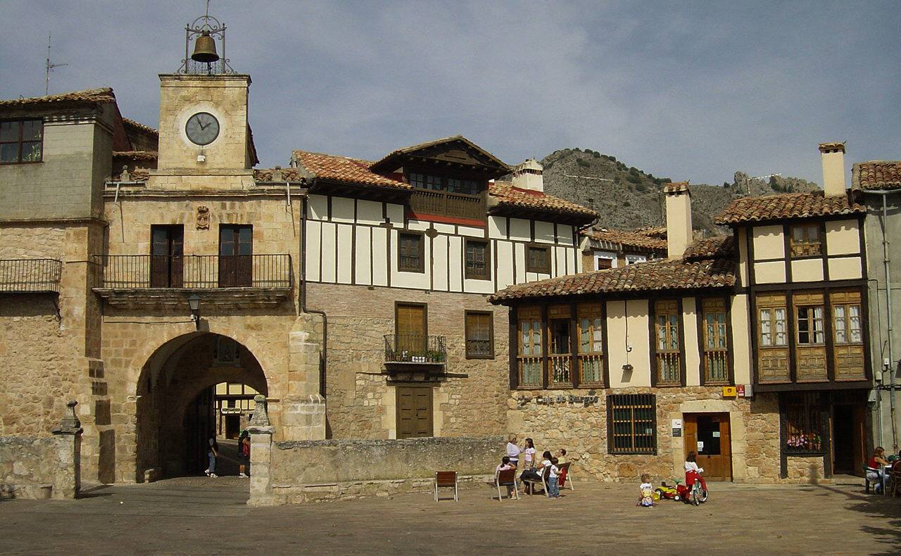 Poza de la Sal. Conjunto Histórico reconocido, sobre uno de estas difíciles rocas de Poza de la Sal se conserva el Castillo de los Rojas, una de las fortalezas más genuinas de Burgos. El núcleo de Poza está formado por dos recintos, el casco amurallado y el arrabal de San Blas. Uno de los lugares más importantes de la Villa es la Plaza nueva unida a la Vieja con el único fin de ampliación.