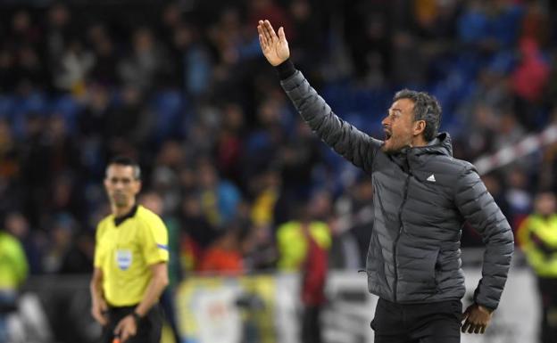 Luis Enrique, durante el amistoso contra Bosnia en Las Palmas. 