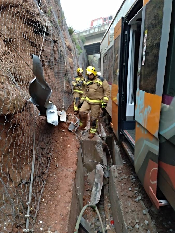 El servicio de Cercanías de Renfe se tiñó hoy de luto en Barcelona. Un tren de la línea 4, que cubría el tramo entre Manresa y Barcelona, descarriló poco después de las seis de la mañana, en el primer tren del día, a la altura de la localidad de Vacarisses (Barcelona), como consecuencia de la caída sobre la vía de tierra y piedras del talud.