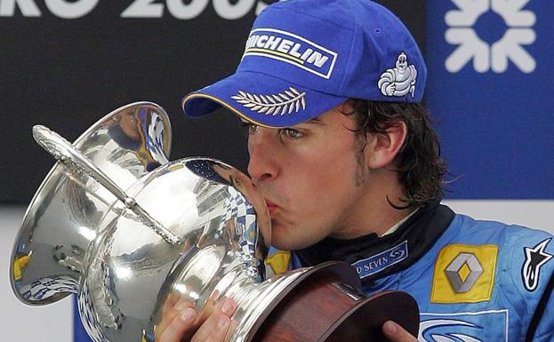 El piloto asturiano celebra su tercer puesto en el Gran Premio de Brasil de 2005, que le convirtió, matemáticamente, en campeón del mundo de Fórmula 1. 