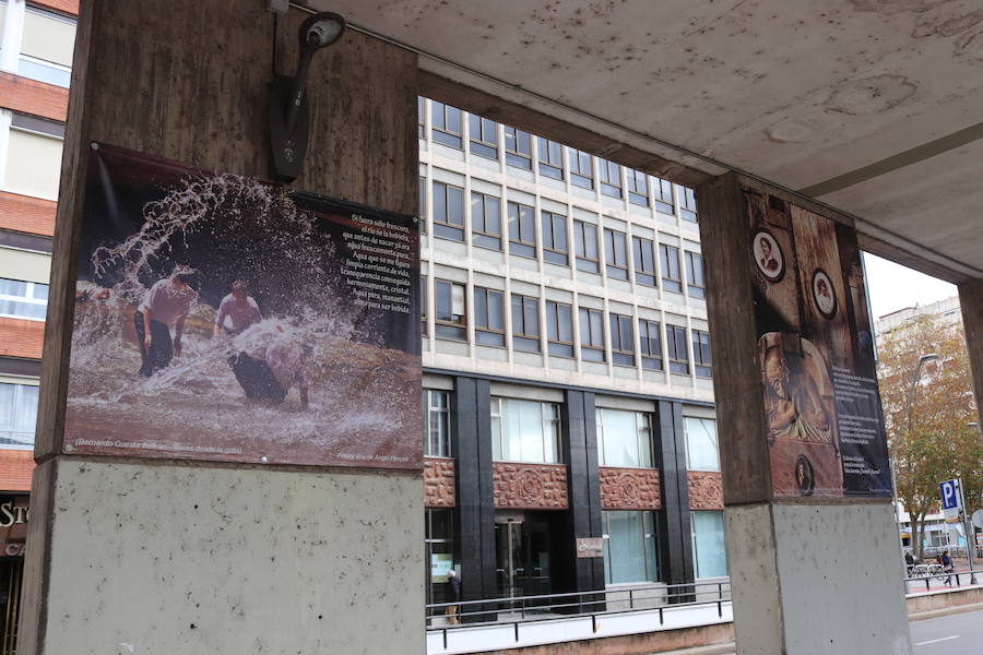 Los soportales de la plaza de España sirven de caballete para la exposición fotográfica de Javier Contreras y Ángel Herraiz, en la que ilustran 22 poemas