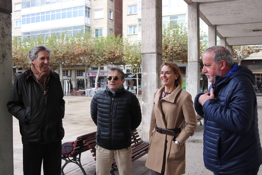 Los soportales de la plaza de España sirven de caballete para la exposición fotográfica de Javier Contreras y Ángel Herraiz, en la que ilustran 22 poemas