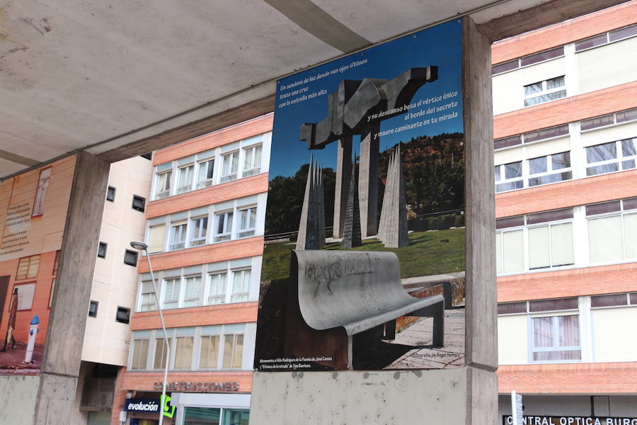 Los soportales de la plaza de España sirven de caballete para la exposición fotográfica de Javier Contreras y Ángel Herraiz, en la que ilustran 22 poemas