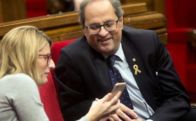 El presidente de la Generalitat, Quim Torra, conversa con la portavoz del Govern, Elsa Artadi. 