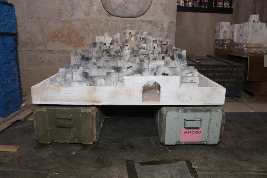 El claustro bajo de la Catedral está lleno de cajas y mesas. Los militares llevan varias semanas preparando su belén de 400 metros cuadrados, que se abrirá al público el 13 de diciembre.