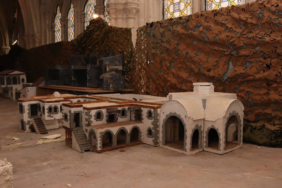 El claustro bajo de la Catedral está lleno de cajas y mesas. Los militares llevan varias semanas preparando su belén de 400 metros cuadrados, que se abrirá al público el 13 de diciembre.