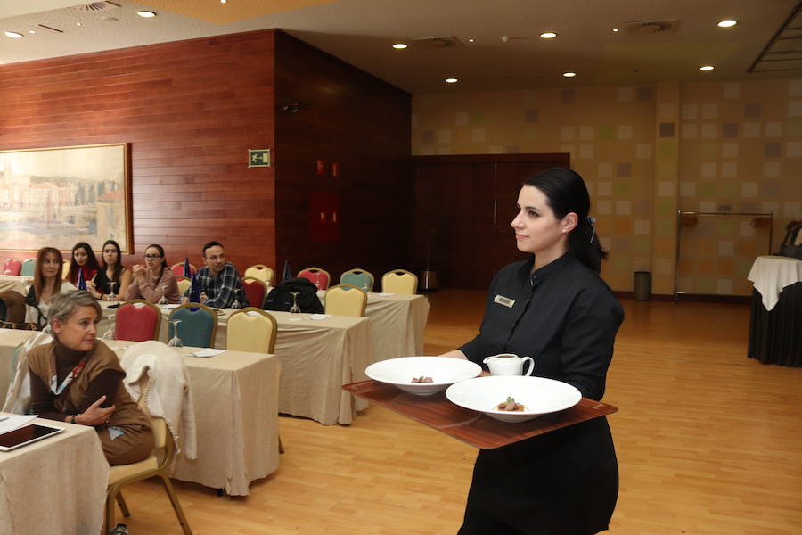 El certamen gastronómico 'Burgos entre cucharas' incluye por primera vez el Campeonato de España 'Cocidos del siglo XXI' en el que han participado siete cocineros.