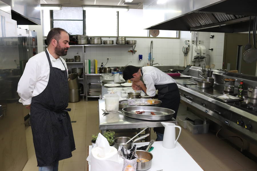 El certamen gastronómico 'Burgos entre cucharas' incluye por primera vez el Campeonato de España 'Cocidos del siglo XXI' en el que han participado siete cocineros.