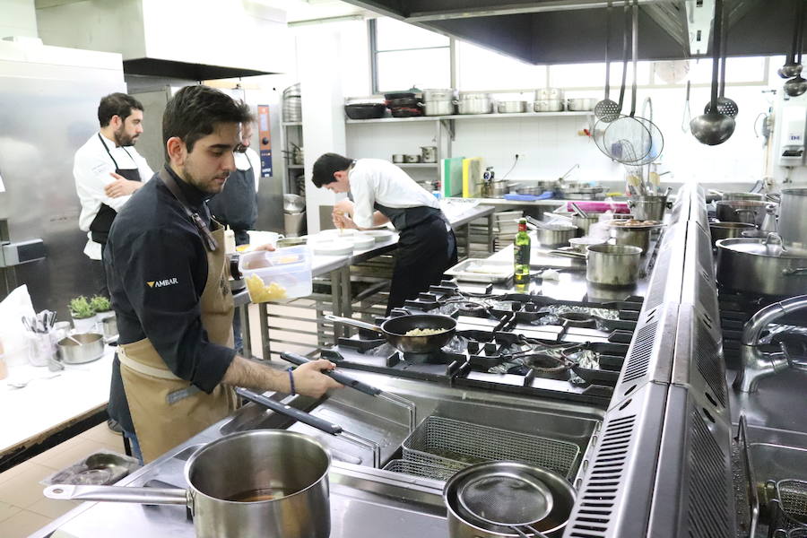 El certamen gastronómico 'Burgos entre cucharas' incluye por primera vez el Campeonato de España 'Cocidos del siglo XXI' en el que han participado siete cocineros.