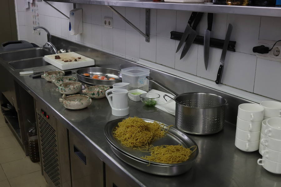 El certamen gastronómico 'Burgos entre cucharas' incluye por primera vez el Campeonato de España 'Cocidos del siglo XXI' en el que han participado siete cocineros.