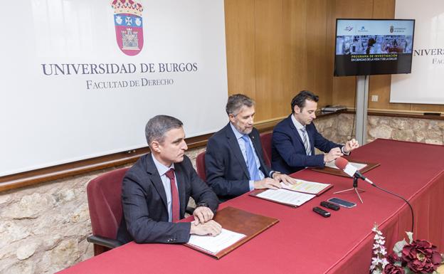 Representantes de las entidades en la firma de la alianza. 