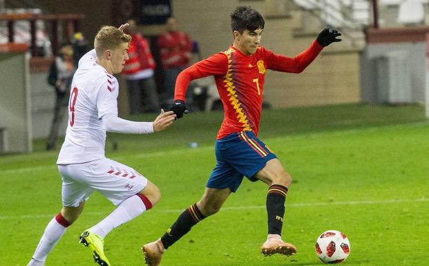 Carlos Soler, durante el partido que midió a La Rojita con Dinamarca en Logroño. 