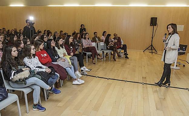 El público ha atendido a la charla pero también ha participacipado con preguntas